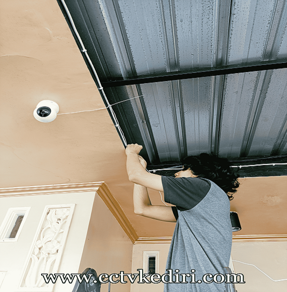 <p>CCTV akan memberikan pengawasana dan kemanan yang ketat dan akan menghasilkan rekaman yang akurat, kamera dapat bekerja dengan sendirinya dan rekaman akan tersimpan dengan sendirinya melalui memori SD yang sudah tersedia, dan situasi dapat dipantau dengan jarak jauh melalui <em>handphone</em> kamera CCTV akan bekerja selama sehari semalam penuh dengan kualitas tinggi.</p>